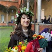 Studentessa di Economia e gestione delle arti impartisce lezione e propone aiuto compiti a bambini e ragazzi delle superiori